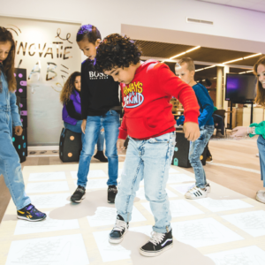 Dansende kinderen in het innovatielab van Thomas More Hogeschool