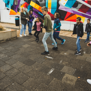 Spelende kinderen op schoolplein