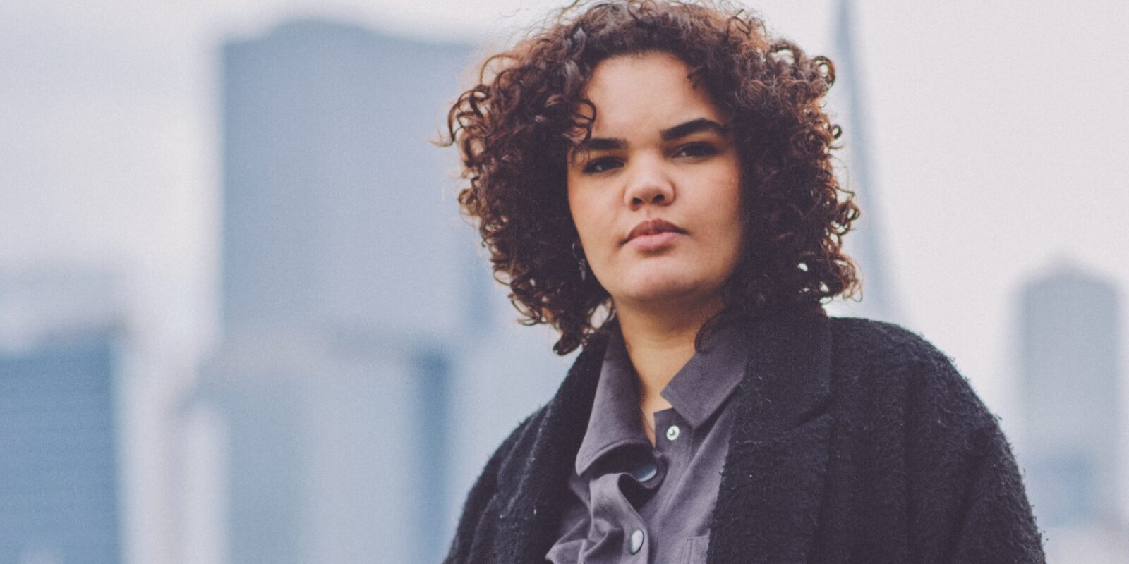 student voor de erasmus brug in Rotterdam