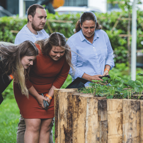 pabo studenten bij het buitenleslokaal van Thomas More Hogeschool Rotterdam