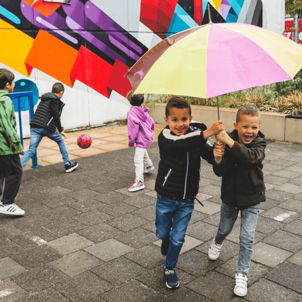 Basisschool kids op schoolplein