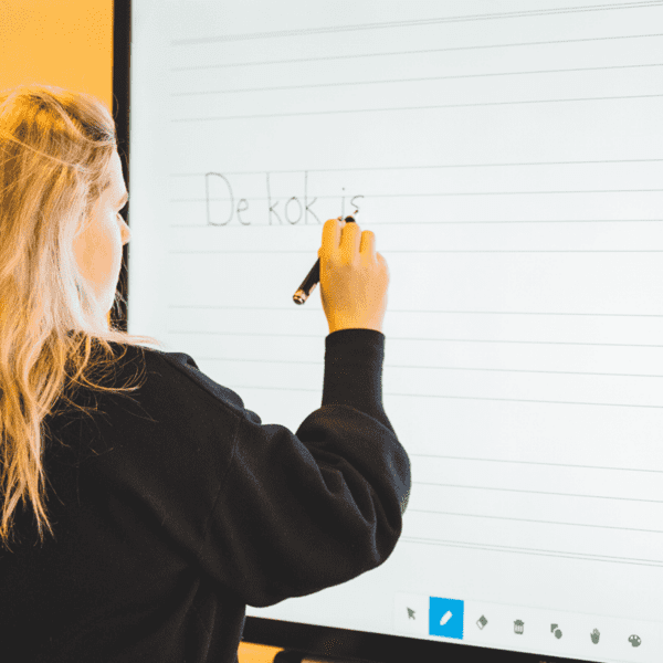 pabo student schrijft op bord