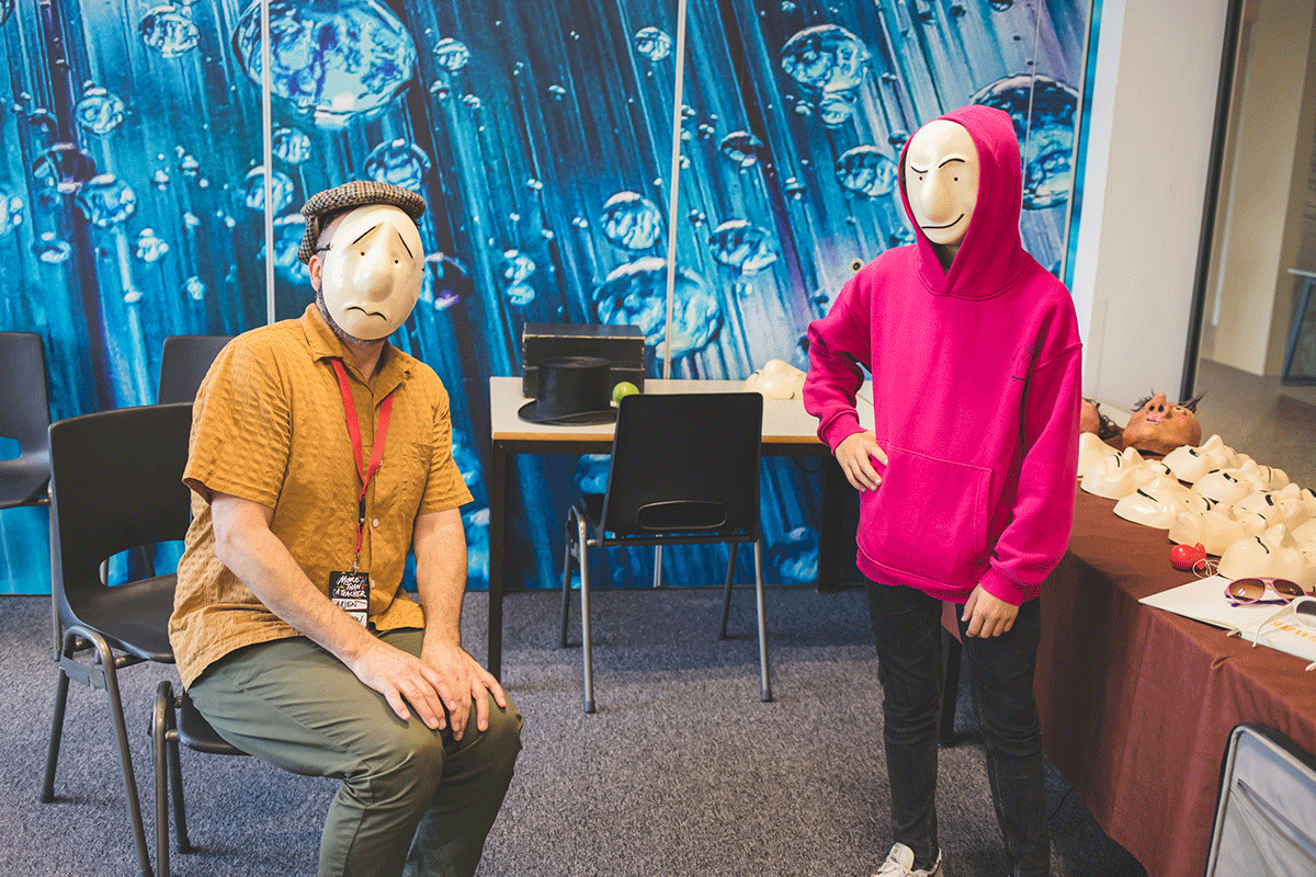 pabo docent en leerling met masker dramales