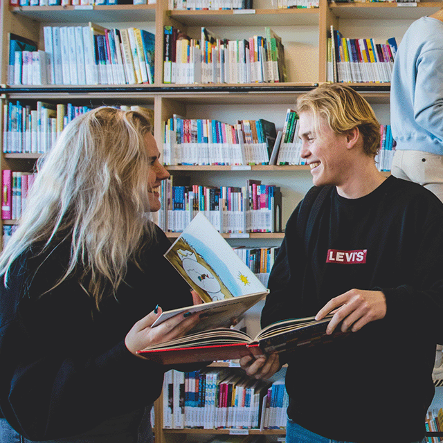 pabo studenten in bibliotheek