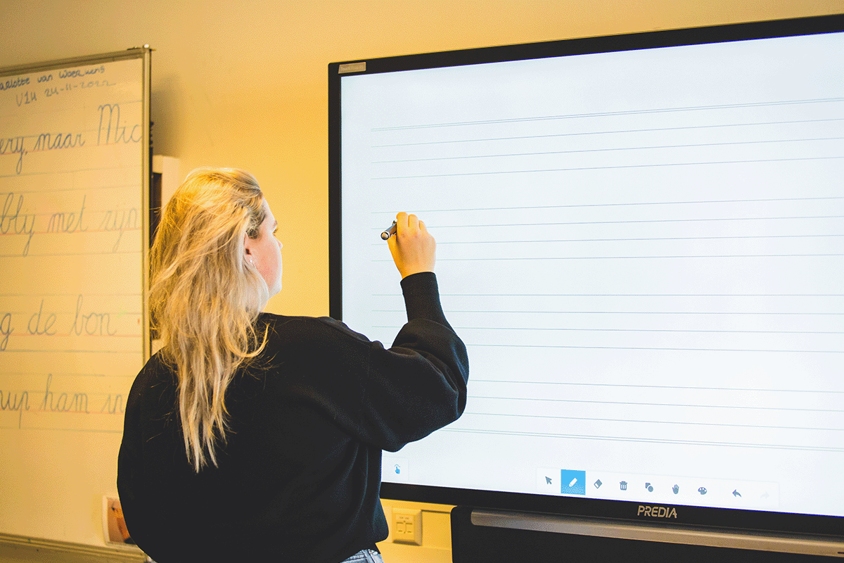 pabo student schrijft op bord