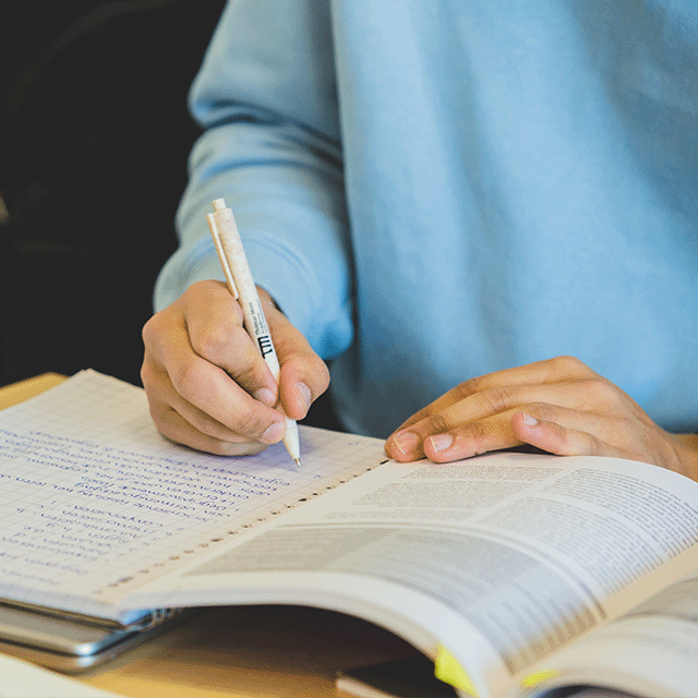 student maakt toelatingstoets pabo